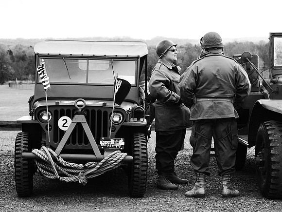 Jeepside Chat BW